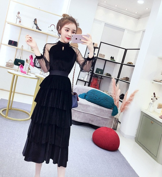 Dugačka ženska haljina retro stila s rukavima od tila