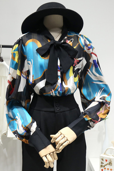 Moteriški marškiniai su kaspinu ir šifono raštu