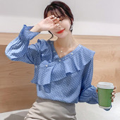 Дамска риза на точки с шпиц деколте и копчета