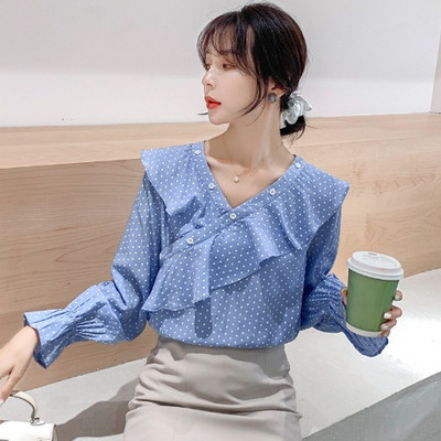 Дамска риза на точки с шпиц деколте и копчета