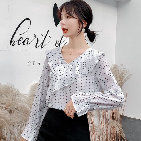 Дамска риза на точки с шпиц деколте и копчета 