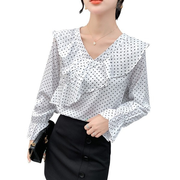 Дамска риза на точки с шпиц деколте и копчета 