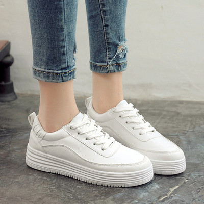 Női alkalmi sportcipő lapos talppal és fehér fűzővel