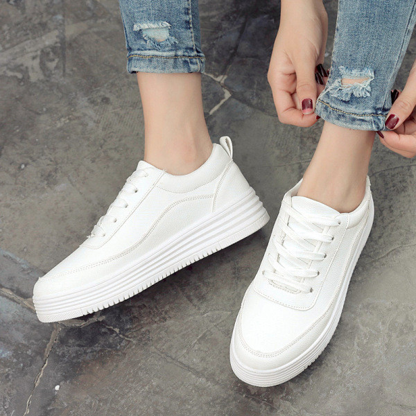 Női alkalmi sportcipő lapos talppal és fehér fűzővel