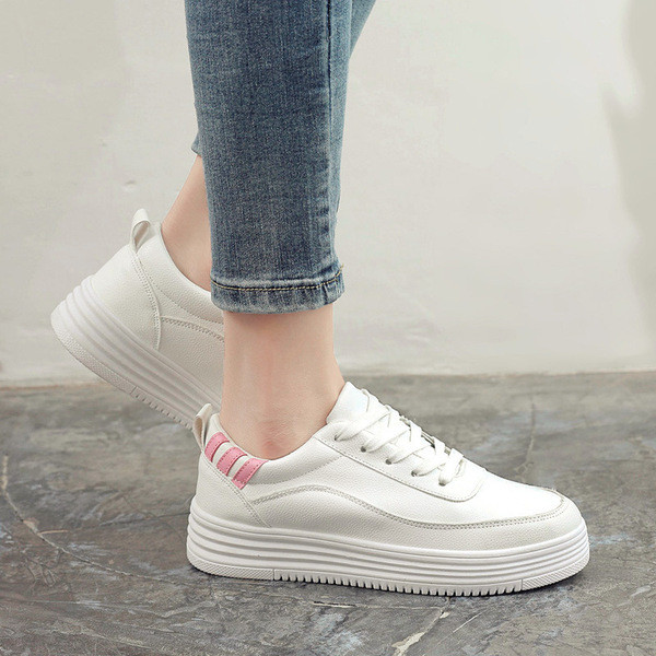 Női alkalmi sportcipő lapos talppal és fehér fűzővel