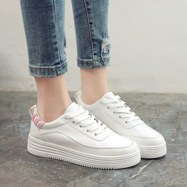 Női alkalmi sportcipő lapos talppal és fehér fűzővel