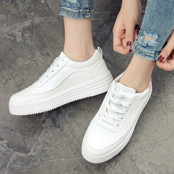 Női alkalmi sportcipő lapos talppal és fehér fűzővel