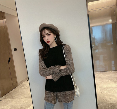 Retró női pulóver ovális nyakkivágással és kockás ujjakkal