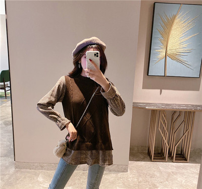 Retró női pulóver ovális nyakkivágással és kockás ujjakkal