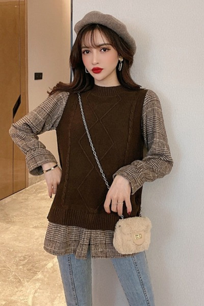 Retró női pulóver ovális nyakkivágással és kockás ujjakkal