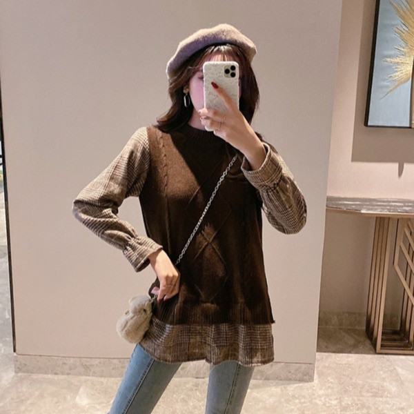 Retró női pulóver ovális nyakkivágással és kockás ujjakkal