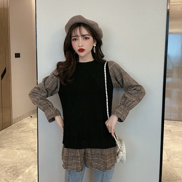 Retró női pulóver ovális nyakkivágással és kockás ujjakkal