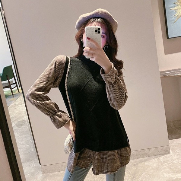 Retró női pulóver ovális nyakkivágással és kockás ujjakkal