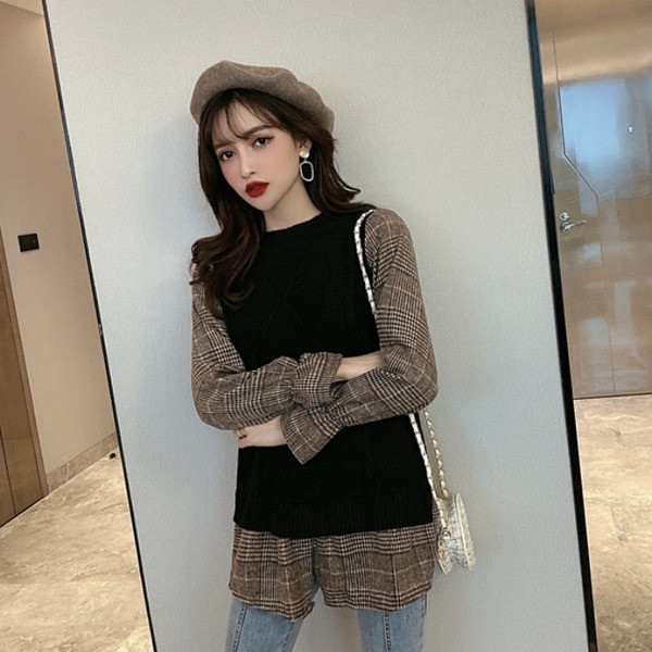 Retró női pulóver ovális nyakkivágással és kockás ujjakkal