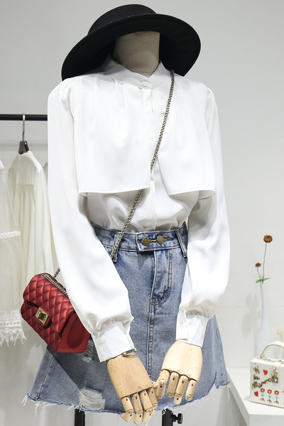 Ovaalse kaelusega ja pikkade varrukatega naiste särk