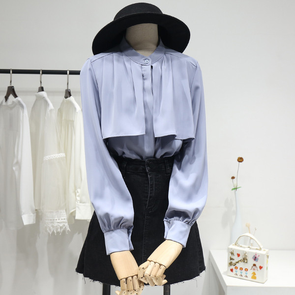 Ovaalse kaelusega ja pikkade varrukatega naiste särk