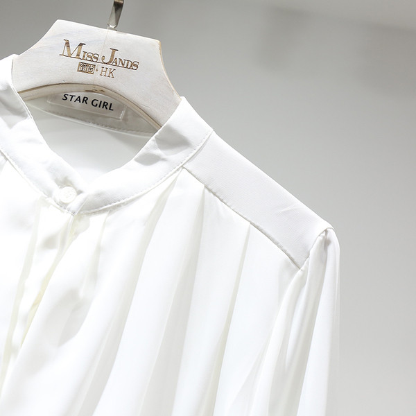 Ovaalse kaelusega ja pikkade varrukatega naiste särk