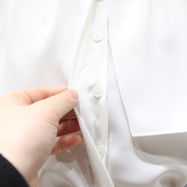 Ovaalse kaelusega ja pikkade varrukatega naiste särk