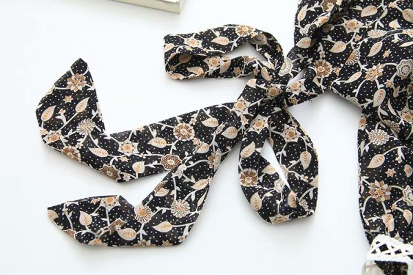 Alkalmi női hosszú ruha hosszú ujjal és mély nyakkivágással