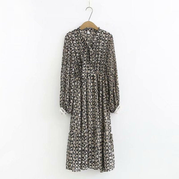 Alkalmi női hosszú ruha hosszú ujjal és mély nyakkivágással