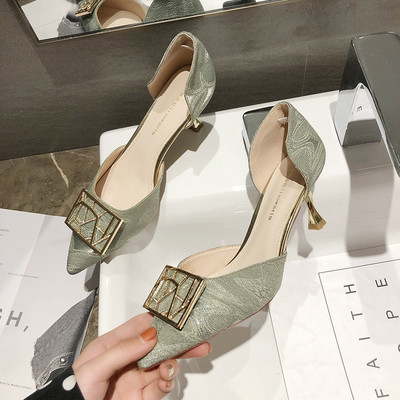 Stilīgas sieviešu kurpes ar plānu 7 cm papēdi un metāla elementu