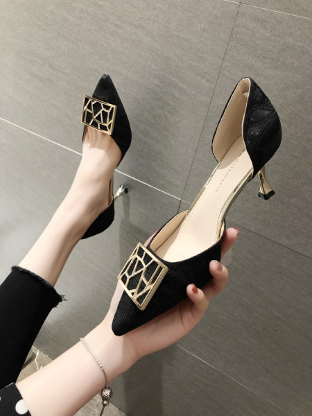 Stilīgas sieviešu kurpes ar plānu 7 cm papēdi un metāla elementu