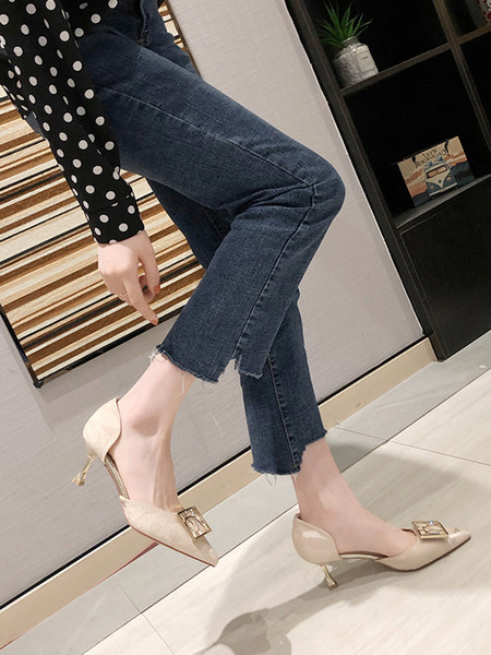 Stilīgas sieviešu kurpes ar plānu 7 cm papēdi un metāla elementu