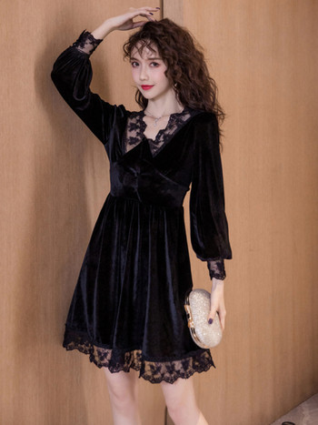 Stilinga moteriška suknelė su nėriniais ir ilgomis rankovėmis