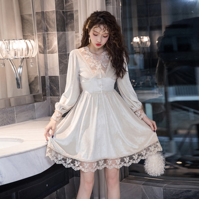 Stilinga moteriška suknelė su nėriniais ir ilgomis rankovėmis