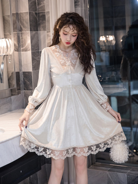 Stilinga moteriška suknelė su nėriniais ir ilgomis rankovėmis