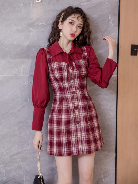 Карирана дамска рокля с класическа яка и дълъг ръкав