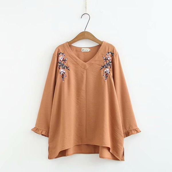 Модерна дамска блуза с дълъг ръкав,бродерия и дълбоко деколте 