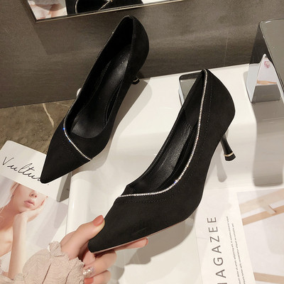 Hegyes modell elegáns női cipő kövekkel és vékony sarokkal