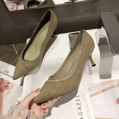 Hegyes modell elegáns női cipő kövekkel és vékony sarokkal