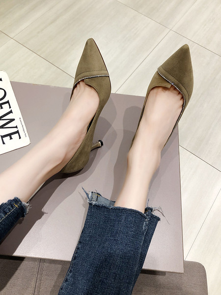 Hegyes modell elegáns női cipő kövekkel és vékony sarokkal