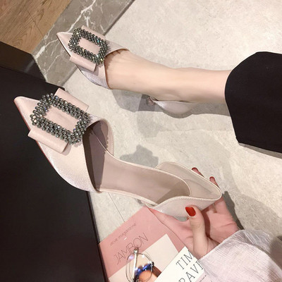 Ženske cipele s tankom petom i metalnom kopčom