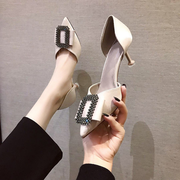 Ženske cipele s tankom petom i metalnom kopčom