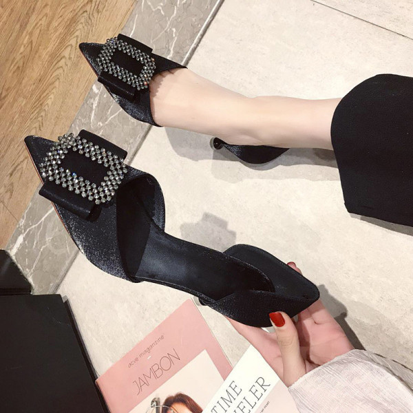 Ženske cipele s tankom petom i metalnom kopčom