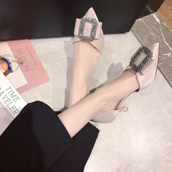 Ženske cipele s tankom petom i metalnom kopčom