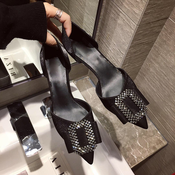 Ženske cipele s tankom petom i metalnom kopčom