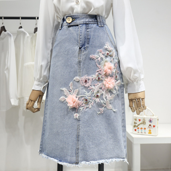 Jauna modeļa sieviešu svārki ar 3D elementiem un augstu vidukli