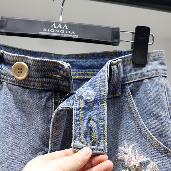 Jauna modeļa sieviešu svārki ar 3D elementiem un augstu vidukli