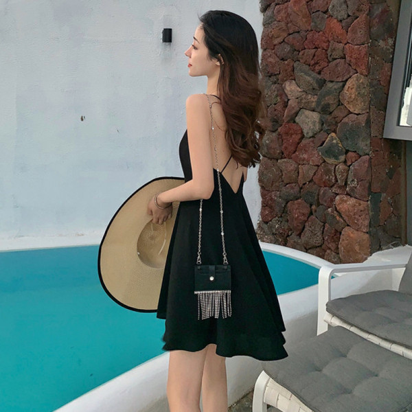 Дамска черна рокля с гол гръб и тънки презрамки