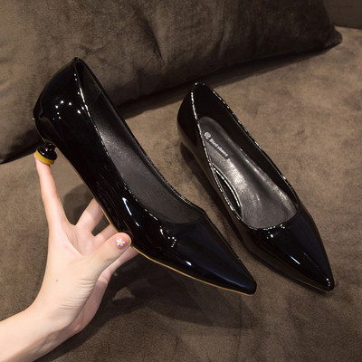 Sieviešu lakādas smailas kurpes ar 6 cm plānu papēdi