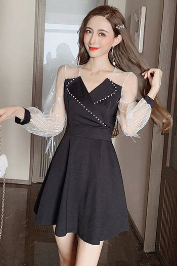 Retro stiilis naiste kleit pikkade varrukate ja spitsikaelusega