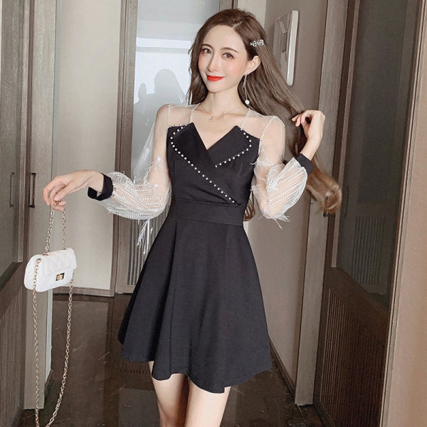 Retro stiilis naiste kleit pikkade varrukate ja spitsikaelusega