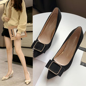 Női modern cipő hegyes modell és csat