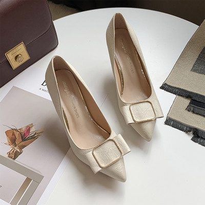 Női modern cipő hegyes modell és csat