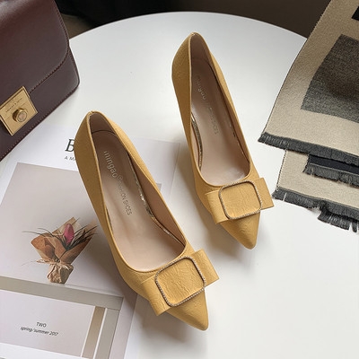 Női modern cipő hegyes modell és csat