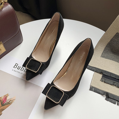 Női modern cipő hegyes modell és csat